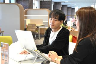 企業の担当者とリラックスした雰囲気で