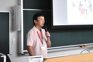 ガイダンスで学科説明をする西昭徳学科長