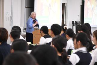 益守学科長が本学科の特徴や学びの内容を説明