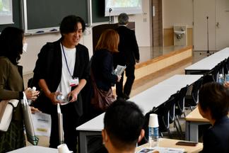 懐かしい教室で恩師と再会