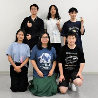 司会、動画撮影、通訳などで協力した(後列左から)湯さん、末吉さん、野口さん(前列左から)李さん、薛さん、郭さん