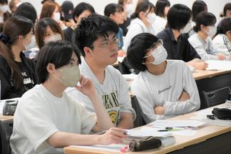 熱心に配信を見る学生たち