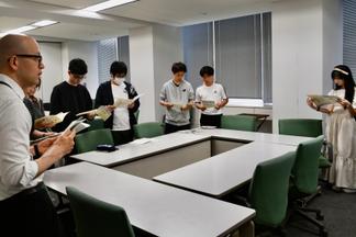 業務内容について説明を受ける学生たち