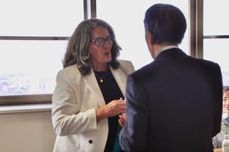 プレゼント交換をする与小田国際交流センター長とスー・ズワーレンモデスト市長