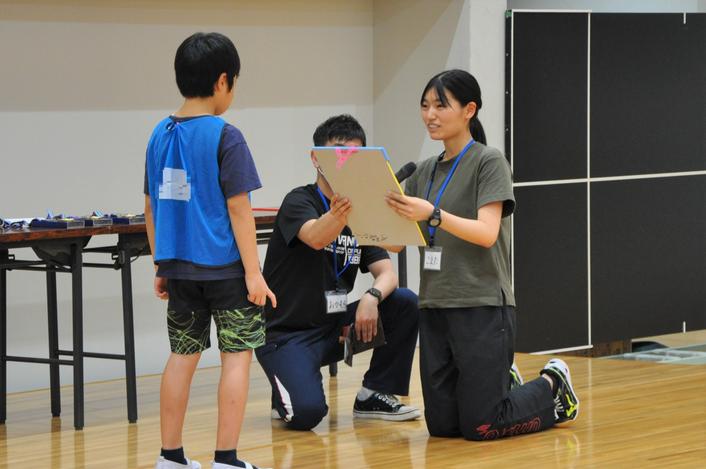 担当の学生カウンセラーから表彰を受ける児童