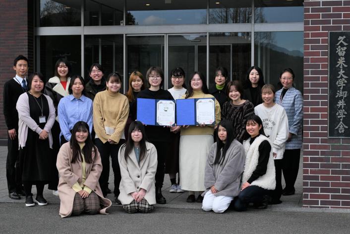（左から）村上さん、松尾さんとほとめきプロジェクトの学生たち、江藤教授