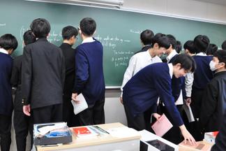 Shake It Off が流れている間に全員が板書