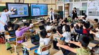 学生サークルteam.csvが沖縄・離島の小学校でAI（人工知能）やプログラミングの授業を実施【商学部】