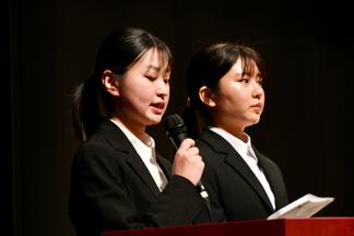 文学部情報社会学科3年吉岡凛さん(写真左)