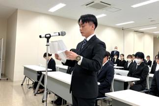 謝辞を述べる佐野さん