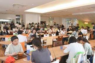 学食（Medicafe）でのお昼休憩の様子