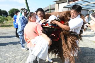 獅子に噛まれる子ども