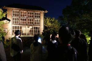 園内の内覧会に参加して、作品の説明を聞いてまわりました
