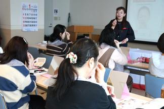 真剣に丁寧にメイク中