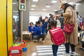 通学スタンプラリーで横断歩道の渡り方をレクチャー