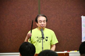 そろばんを手に参加者へエールを送る内村理事長・学長