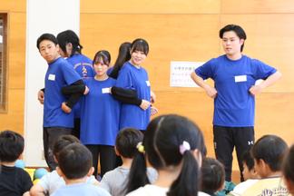 学生からルールや注意点を説明