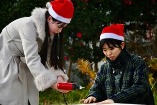 イルミネーションで使用する什器を組み立てます