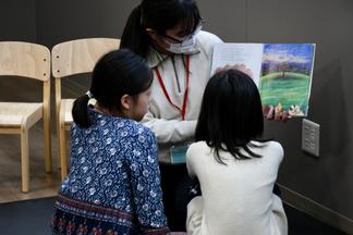 総合子ども学科の学生によるお話し会の様子