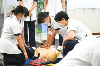 久留米大学病院で高校生がふれあい看護体験