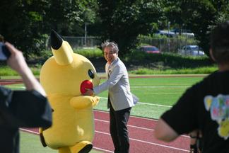 内村学長とピカチュウの撮影の様子