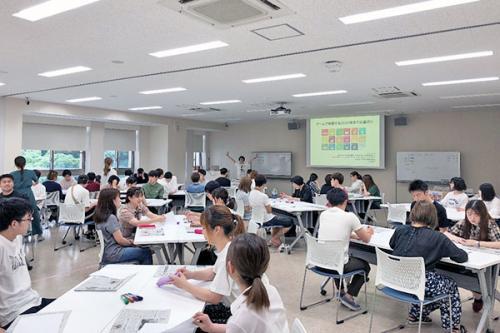 「異文化体験実習I」で行ったイマココラボのカードゲーム(SDGs研修)の様子