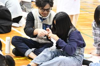 ミニ頭蓋骨ペーパークラフトを組み立てる親子