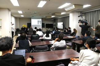 医療従事者や学生が参加した講演会の様子