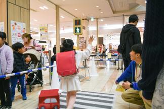 通学スタンプラリーで横断歩道の渡り方をレクチャー