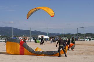 佐賀県の名物となっているバルーン体験やパラグライダー体験コーナーなども