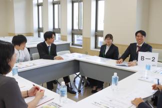 グループに分かれて研修成果発表