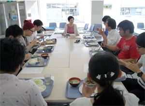 「学生と教授の懇親朝食会」