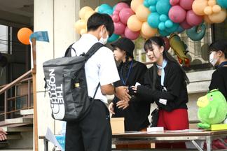 大学グッズがもれなく当たる抽選会