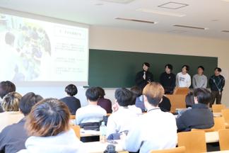 「じじっか」での活動について報告をする学生たち