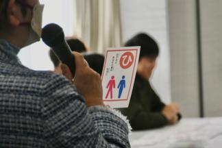 札を読み上げる江藤教授