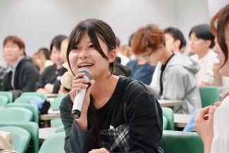 話し合いの結果について発表する学生