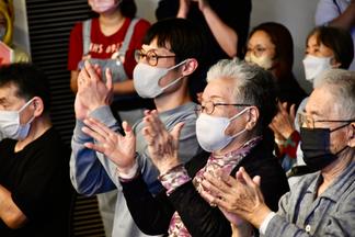 生徒たちに拍手を送る参加者