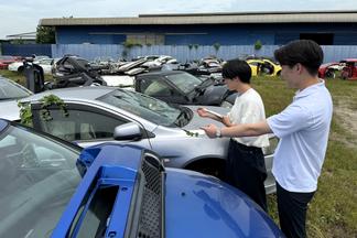 切断されて在庫として保管されている自動車