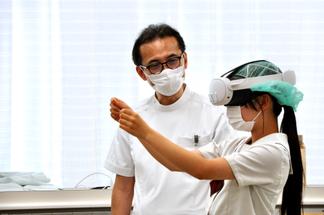 VRゴーグルを使って3次元解剖を観察