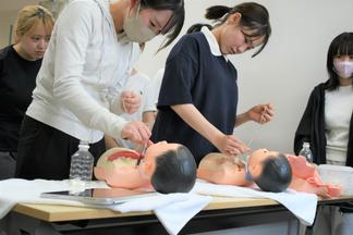 小児気管切開モデル人形を使って、気管切開の管理を学ぶ