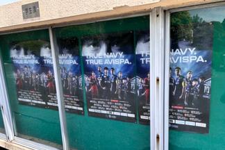 ポスターを連貼りして目立つように工夫しました