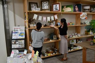 地域住民の方へ”推し”の雑貨を説明する古瀬さん