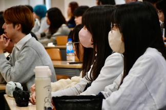 熱心に耳を傾ける学生たち