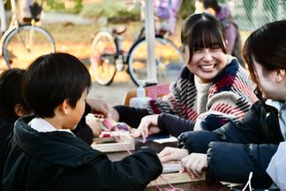 学生たちと一緒に楽しく作品をつくりました