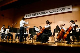 管弦楽部の演奏で校歌を斉唱