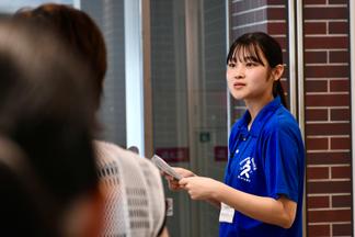 施設の紹介をする学生スタッフ