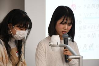 プレゼンテーションを行う学生