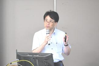 久留米大学について説明する　山本健副学長