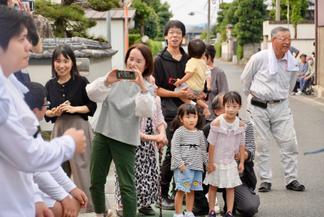 息の合った舞に歓声が上がる