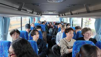 スクールバスで移動中